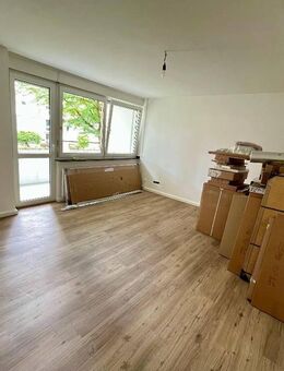 Attraktive, frisch renovierte 4-Zimmer-Wohnung mit Balkon und Einbauküche - Frankfurt (Main)