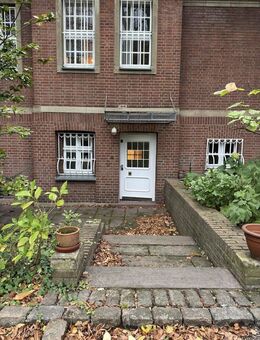 Charmante 2-Zimmer-Wohnung mit eigenem Eingang und Sonnenterrasse in denkmalgeschütztem Haus - Düsseldorf