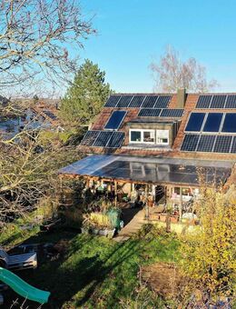 Nachhaltiger Wohntraum: Großzügiges, A+-zertifiziertes Familienhaus mit Garten und Einlieger-Potenzial - Tiefenbronn