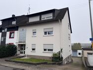 Attraktives Mehrfamilienhaus mit 4 Wohneinheiten, 7 Garagen und einer ca. 491 m² großen Lagerhalle - Schwalbach