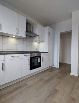 Lichtdurchflutete Dachgeschosswohnung mit Heidensee-Blick und neuer Einbauküche in 19055 Schwerin - Schwerin