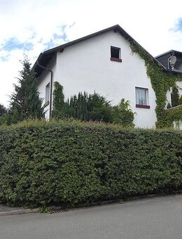 Geräumiges Wohnhaus - Mehrgenerationenhaus mit Garten und Garagen in begehrter Wohnlage von Hof - Hof