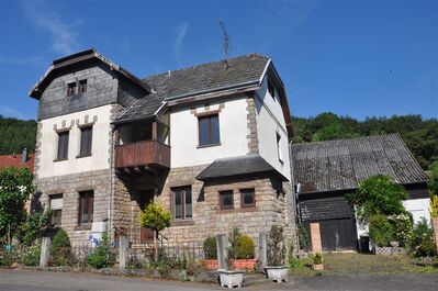 Denkmalgeschütztes Eifelbruchsteinhaus,massive Scheune und gepflasterter Innenhof