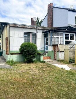 Großes Grundstück (540m²) mit sanierungsbedürftigem, unterkellertem Haus und Nebengelass (Ausbaureserve) - Berlin