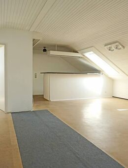 Großzügige Studio-Dachwohnung sucht neue Mieter - Kassel