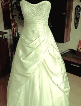 Brautkleid von Lilly mit Schleppe - Hannover