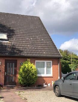 Selent: Doppelhaushälfte mit zwei Garagen - Selent