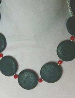 Lavakette mit roten Korallenperlen - Stemmen