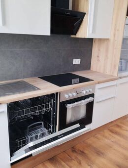 Frisch saniert! Hell, sehr zentral und mit Einbauküche: freundliche 3-Zimmer-Wohnung in Flensburg - Flensburg