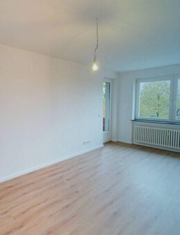 Sanierte 3-Zimmer-Wohnung mit BALKON im Herzen von Neumünster - Neumünster