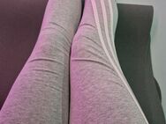 Beim Sport getragene enge Leggins von adidas - Gütersloh Zentrum