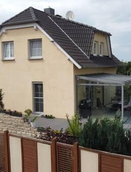 Modernes Haus mit Wintergarten und großer Terrasse sucht glückliche Familie - Lehre