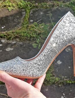 Gr. 38 + 39, sexy High Heels Party Pumps, silber Pailetten / Glitzer - Bruchköbel