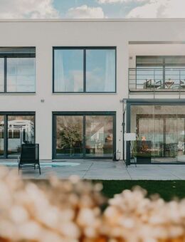 ARCHITEKTUR TRIFFT LEBENSQUALITÄT - MODERNE STADTVILLA MIT POOL IN BESTLAGE - Wolfenbüttel