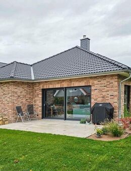 Ebenerdig wohnen mit geschützter Terrasse - Neubauprojekt Bungalow in Niedrigenergiehaus EH40 - Beldorf