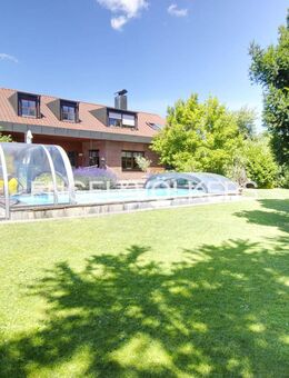 Gepflegtes Einfamilienhaus mit ELW, großzügigem Garten und Außenpool - Lappersdorf