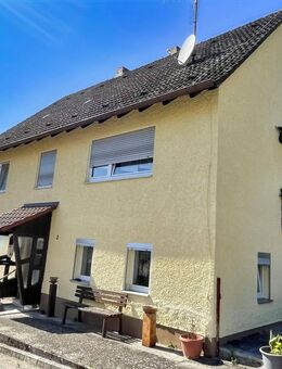 Zweifamilienhaus mit Nebengebäude bietet viel Platz - Burk