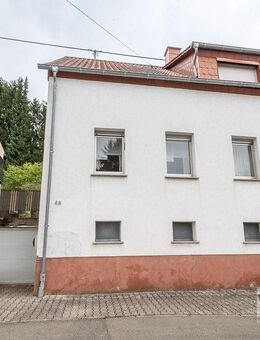 DOPPELHAUSHÄLFTE - Einfamilienhaus mit kleiner Garage und großzügigem Garten in Neunkirchen-Hangard! - Neunkirchen (Saarland)