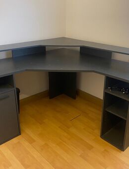 Kleiderschrank und Schreibtisch in ausgezeichnetem Zustand - Gießen Zentrum