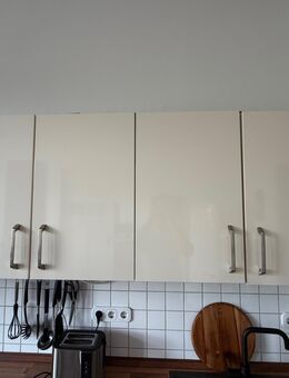 Küche Magnolie hell hochglanz mit Arbeitsplatte in Holzoptik - Mülheim (Ruhr)