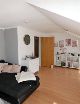Viel Platz im Dachgeschoss: schöne 2-Zimmer-Wohnung mit Balkon und EBK im Thüringer Viertel - Coburg