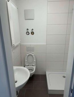Frisch renovierte 2-Zimmerwohnung mit Balkon in der Karlstraße 57 - Ihr neues Zuhause in Offenbach - Offenbach (Main)