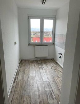 Schöne helle frisch renovierte und sofort verfügbaren, 3 Zimmerwohnung mit Balkon - Heldrungen