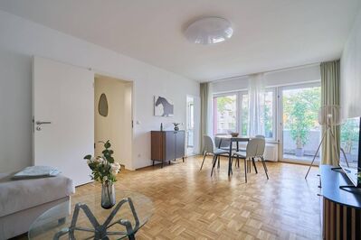 Stilvoll sanierte und möblierte Wohnung mit Loggia in zentraler Lage von Steglitz