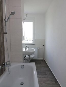 Jeder braucht eine Insel...neu sanierte 3-RW mit Wanne u. Balkon!!! - Freiberg