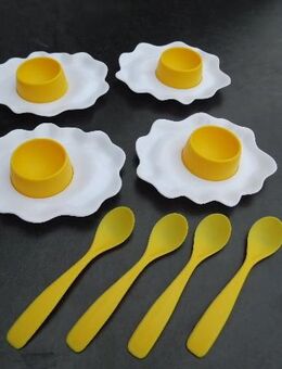 4 Eierbecher „Spiegelei“+ 4 Löffel Kunststoff weiß gelb zus. 3,- - Flensburg