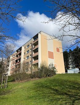 Aussichtsreiche Investition: 4-Raum-Wohnung mit Balkon und laufendem Mietvertrag - Jena