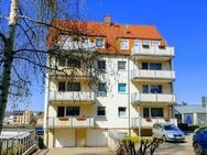 Lichtdurchflutete Dachgeschoßwohnung mit großen Südbalkon, Wannenbad + Dusche, Außenstellplatz etc. - Frankenberg (Sachsen)