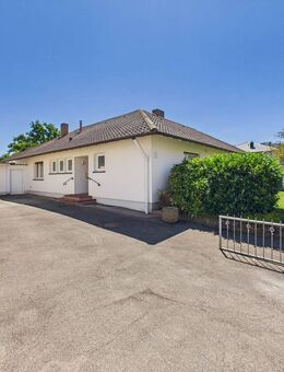 Heller Bungalow mit großem Grundstück - Wohnoase in bester Lage von Bad Krozingen - Bad Krozingen
