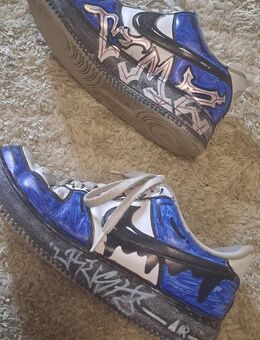 Sneakers mit Graffiti - Berlin