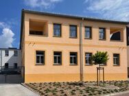 Altersgerechte und hochwertige 2-Zimmer-Wohnung mit Balkon, Einbauküche und ebenerdiger Dusche - Hartha