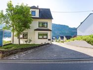 Einfamilienhaus mit Einliegerwohnung in hochwasserfreier Lage und Blick auf die Mosel und Weinberge - Zell (Mosel)