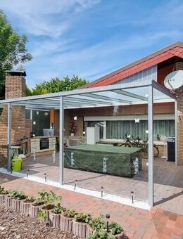 Ideal für kleine Handwerksbetriebe! Werkstatt mit Rolltor und Garagen + vermietetes XXL-Wohnhaus auf großem Grundstück! - Brake (Unterweser)