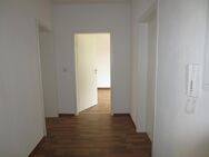 Objekt-Nr.: 31/24 - vermietete 2-Zimmer-ETW im EG mit Wanne und Balkon in Lengenfeld - Lengenfeld