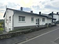 Bad Nauheim: Solides Zweifamilienhaus mit Blick ins Grüne - ideal für Familien & Investoren - Bad Nauheim