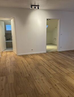 Traumhafte 2-Zimmer-DG Wohnung mit Balkon und Bergblick. Erstbezug nach Sanierung. Mit Stellplatz. - Landsberg (Lech)