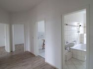 Mit Küche & Balkon: helle 4 Raum Whg ab Juli - W/ Kitchen & balcony: 4 room apartment from July - Naumburg (Saale)