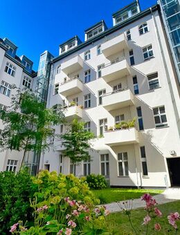 Unser kleines Erdgeschoss-Juwel: Wertig sanierte 2-Zimmer-Wohnung mit Stuck, Wohnküche, Terrasse - Berlin