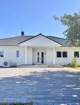 HORN IMMOBILIEN ++ Winkelbungalow 5 km bis Neubrandenburg, Baujahr 2022, Doppelgarage + Carport - Sponholz