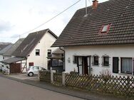 Einfamilienhaus mit ausgebautem Nebengebäude in ruhiger Ortsrandlage von Niederhosenbach - Niederhosenbach