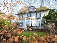 Vom Feinsten: Repräsentative Altbauwohnung mit großem Gemeinschaftsgarten - Aumühle