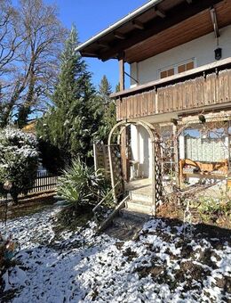 Teilerneuerte Süd-West-DHH mit Appartement im DG, Garten, Stellplätzen und Garage (Erbbaurecht) - Grassau