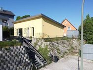 neuw. EFH (wohnen auf einer Ebene) Bungalow mit 2 Terrassen und Garten - Laaber