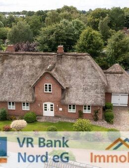 Repräsentatives Friesenhaus/Einfamilienhaus unter Reet mit Garage in attraktiver dörflicher Lage - Risum-Lindholm
