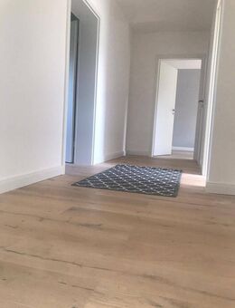 Wohnen im Grünen: 3-Zi.-Traumwohnung mit Sonnenbalkon & Stellplatz in der beliebten Waldsiedlung - Hanau (Brüder-Grimm-Stadt)