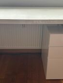 Weißer Hochglanz Schreibtisch mit 3 Schubladen in 30926